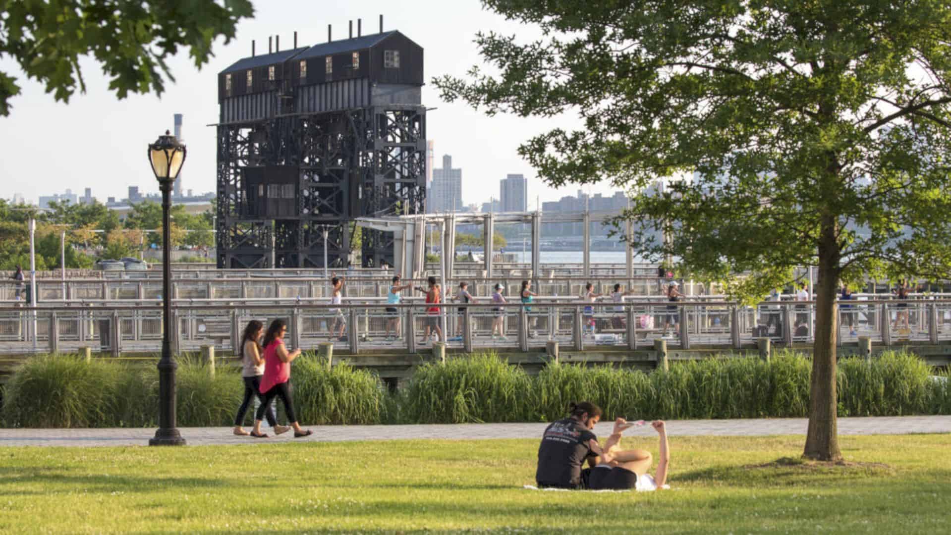 Gantry Plaza State Park A Place Celebrating Its Past Future Skyline Views And The River 4