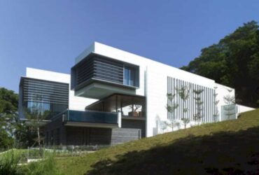 Lakeshore View House A Modern Two Story Home With Suspended Pool 6