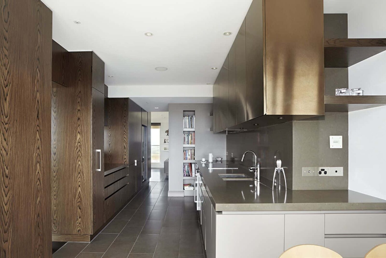 A Rich Dark Toned Interior Design For An Apartement In Melbourne 6