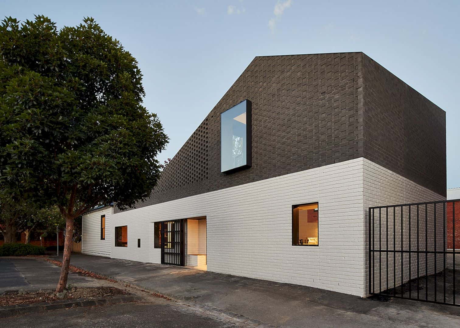 Perimeter House A Secluded House That Displays A Vibrant Industrial Context 10