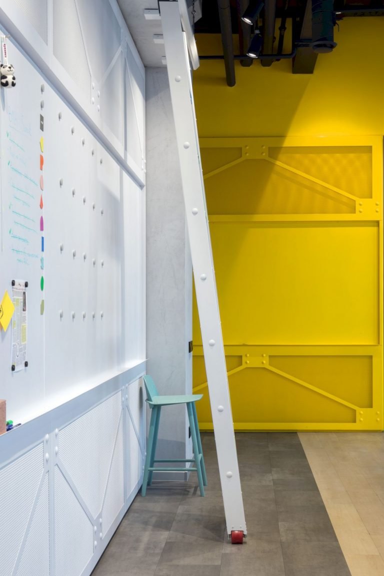 6+: Industrial Structure and High Ceilings for An Office in the ...