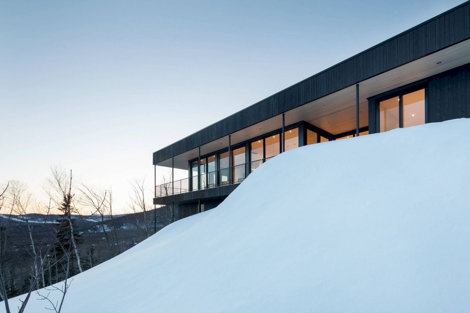 Residence Long View: A Ski Chalet with Linear Shape and Long View of ...