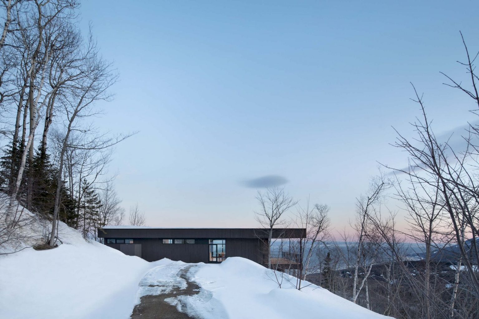Residence Long View: A Ski Chalet with Linear Shape and Long View of ...