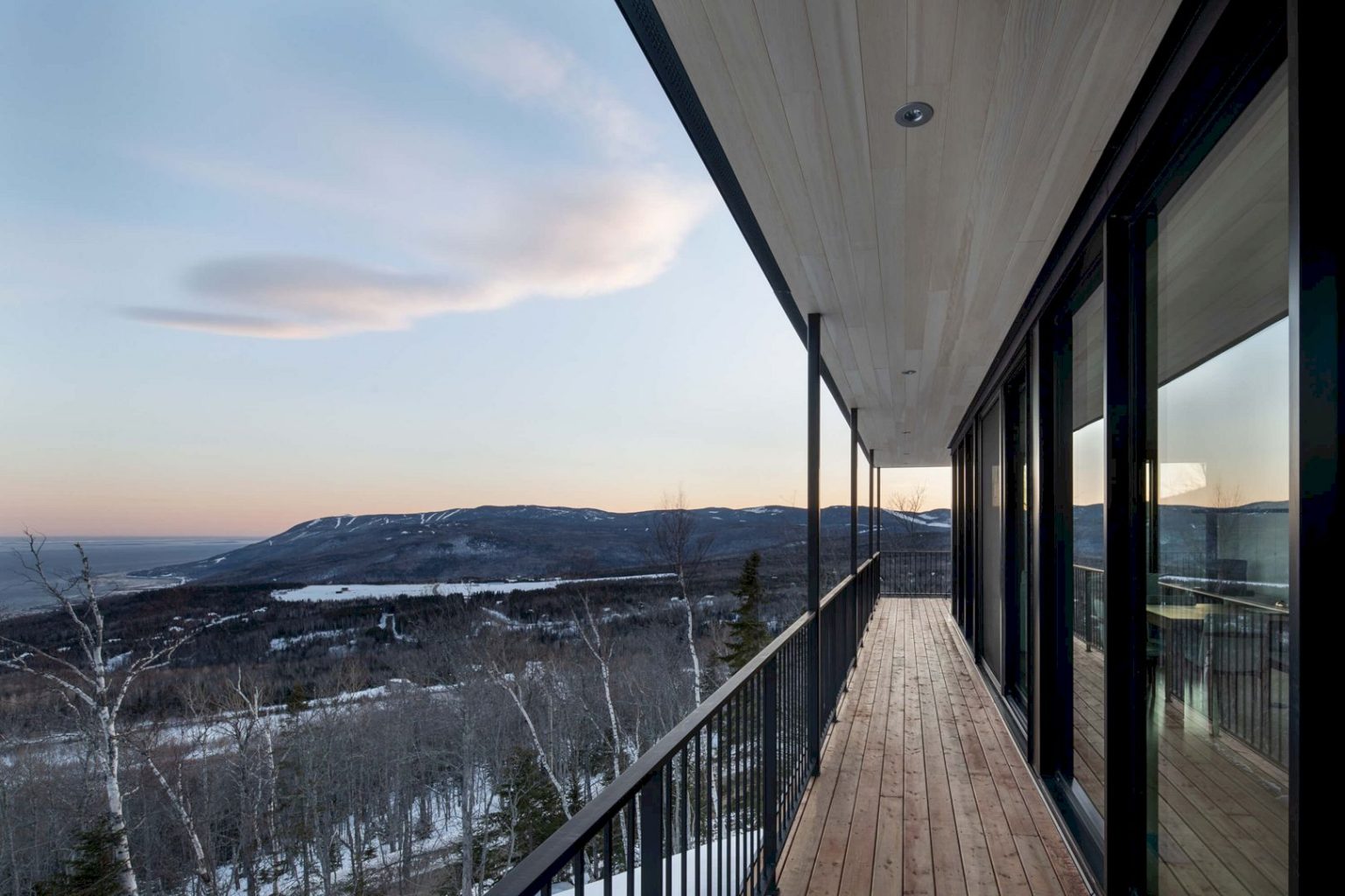 Residence Long View: A Ski Chalet with Linear Shape and Long View of ...