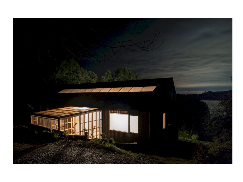 Pfeiffer House: A Single-Family House with A Lake Frontal View and ...