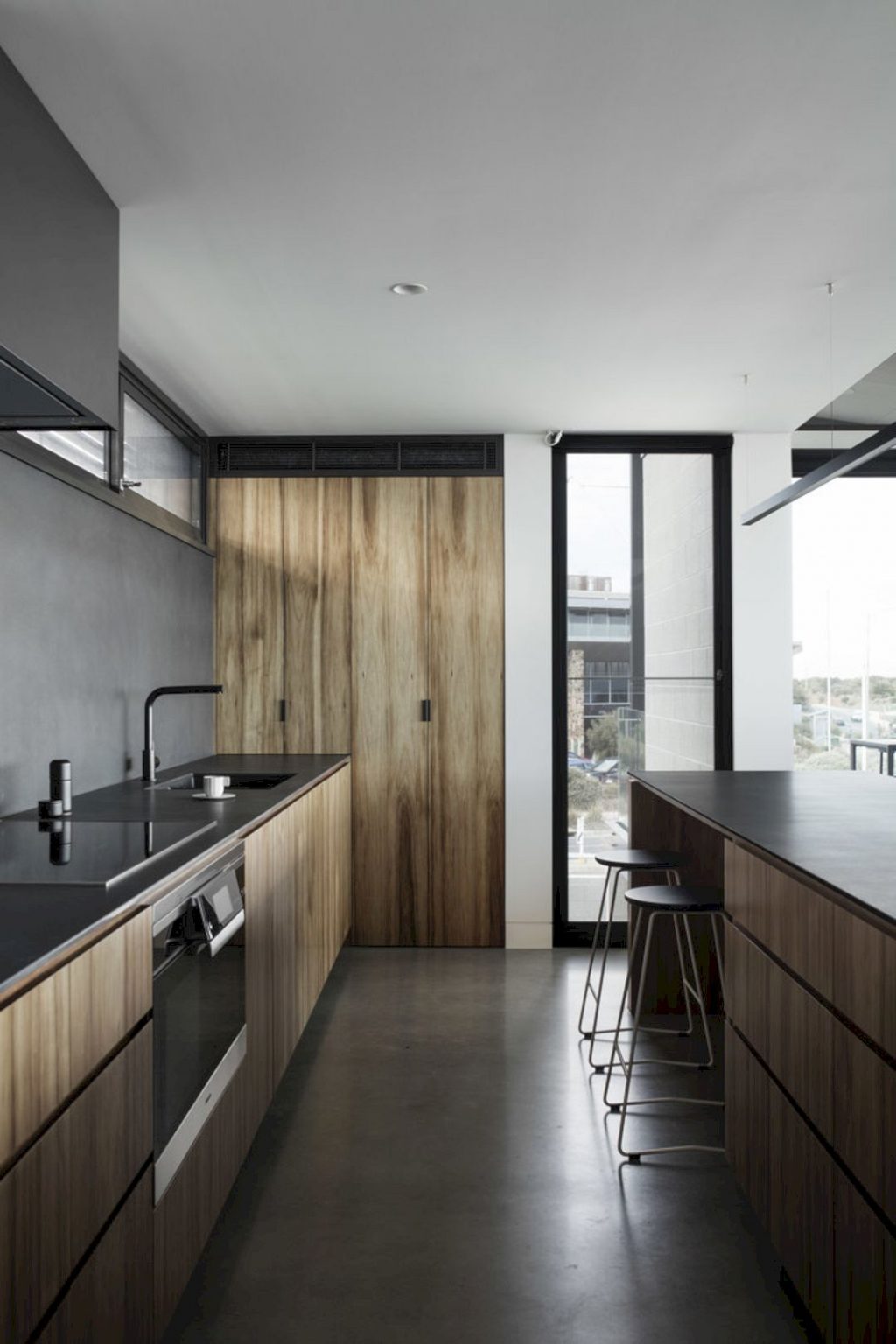 Torquay House: A Modern House with A Linear Floor Plan and Wide-Ranging ...