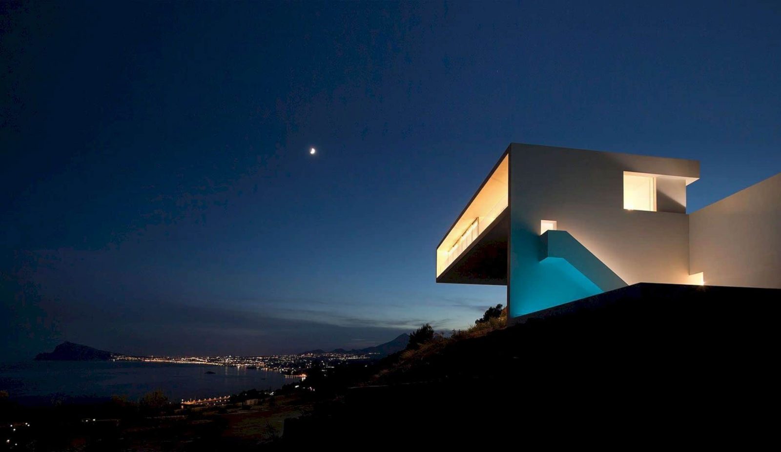 HOUSE ON THE CLIFF 4