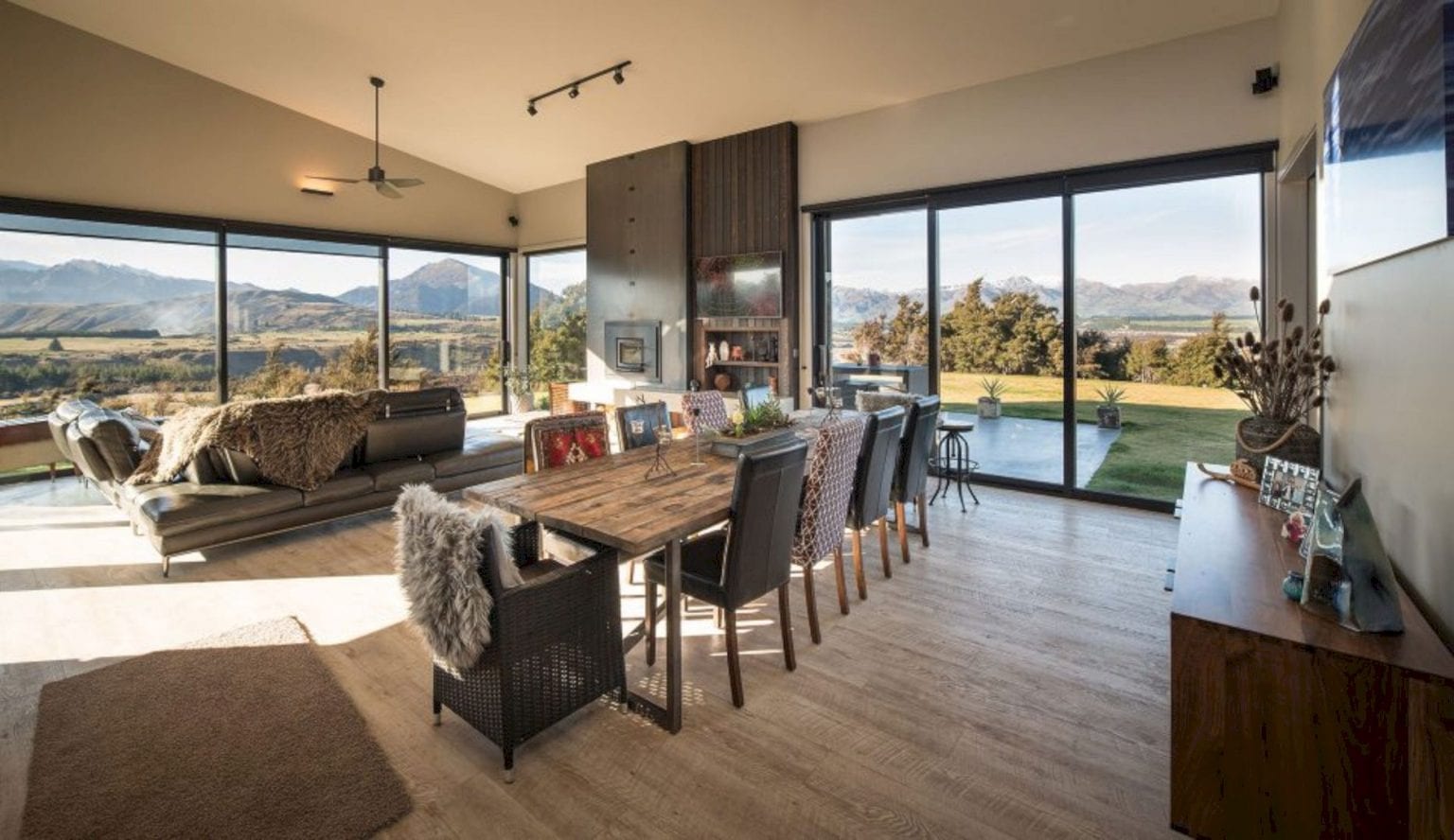 High Rise Dining Room Layout With A Traditional Feel Reference: 10 Warm And Welcoming Dining Family Room Designs In Wood