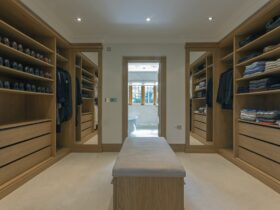 54985,Bench and shelves in walk in closet