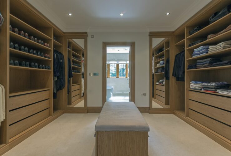 54985,Bench and shelves in walk in closet