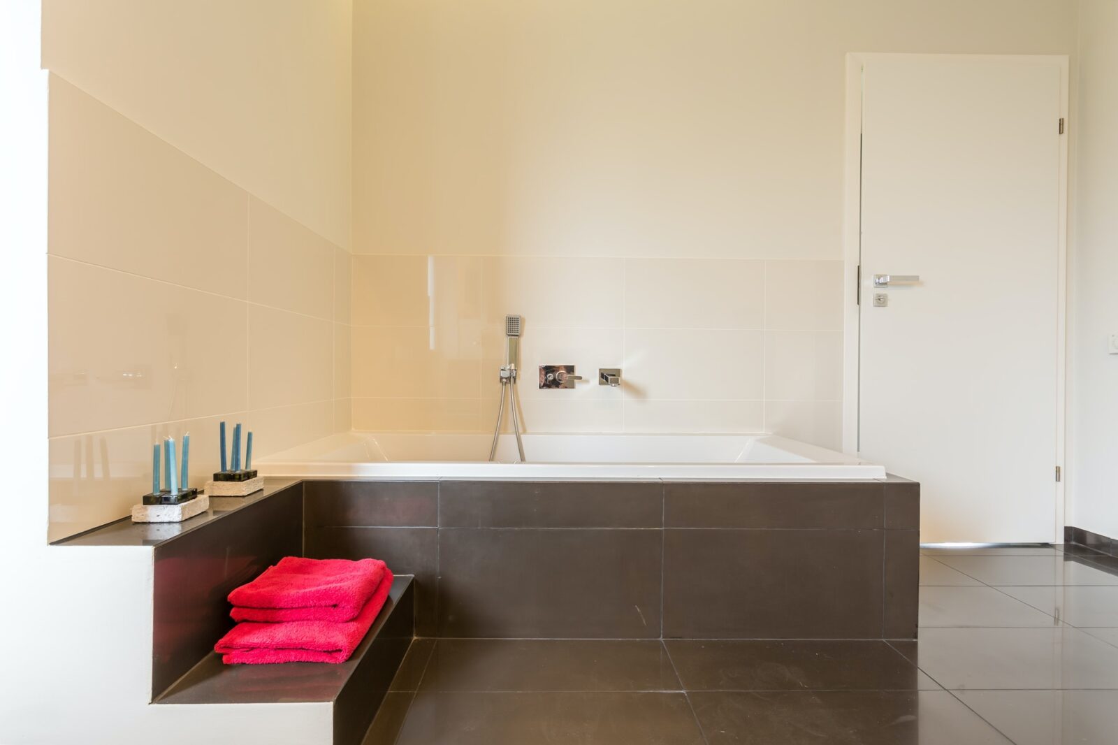 Spacious modern bathroom