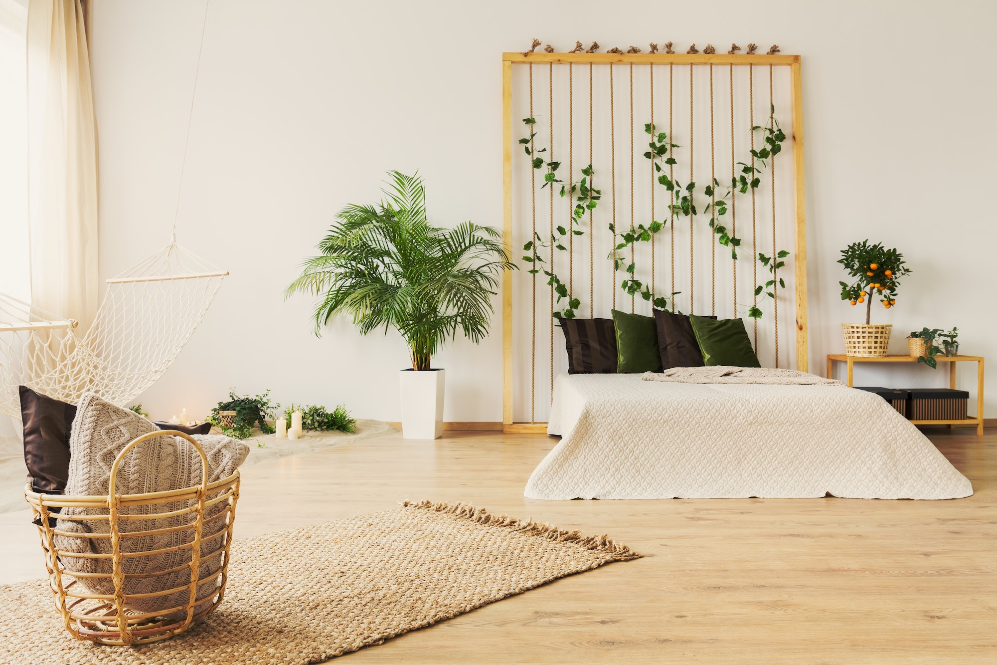 Eco bedroom with rope wall