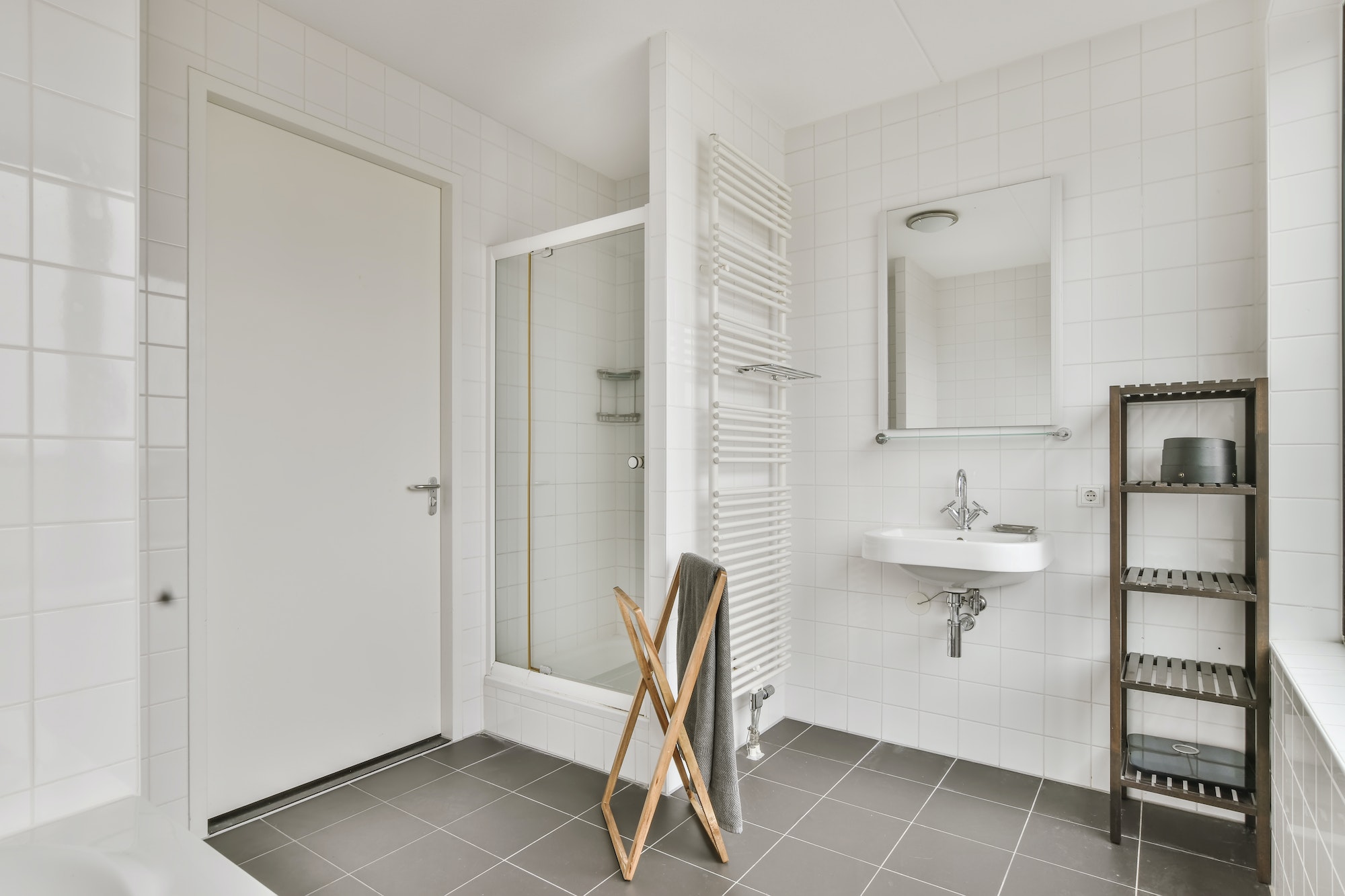 Dazzling minimalist bathroom
