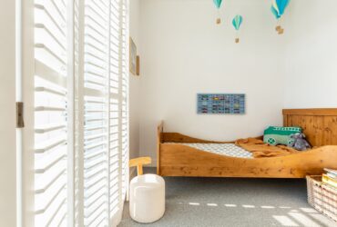 Cute scandinavian style kid's bedroom with single bed