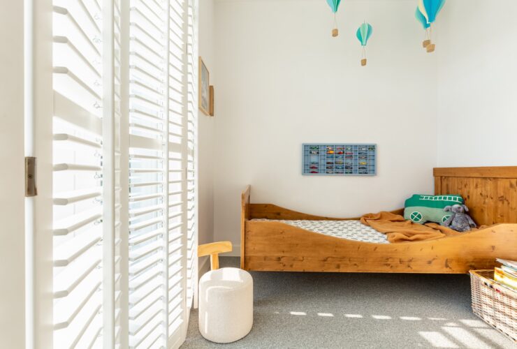 Cute scandinavian style kid's bedroom with single bed