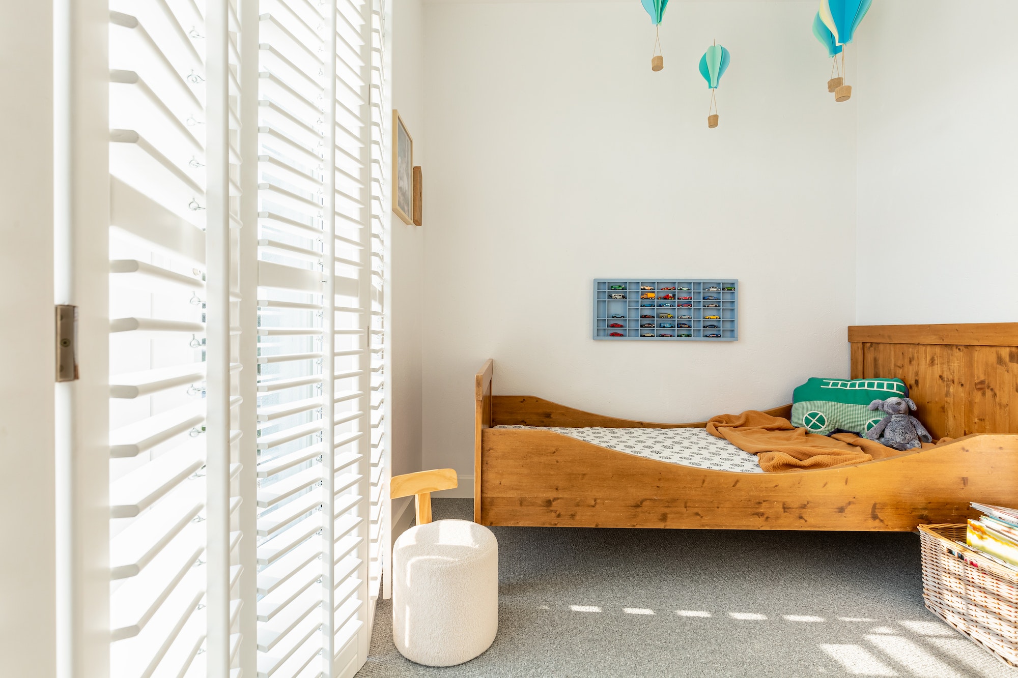 Cute scandinavian style kid's bedroom with single bed
