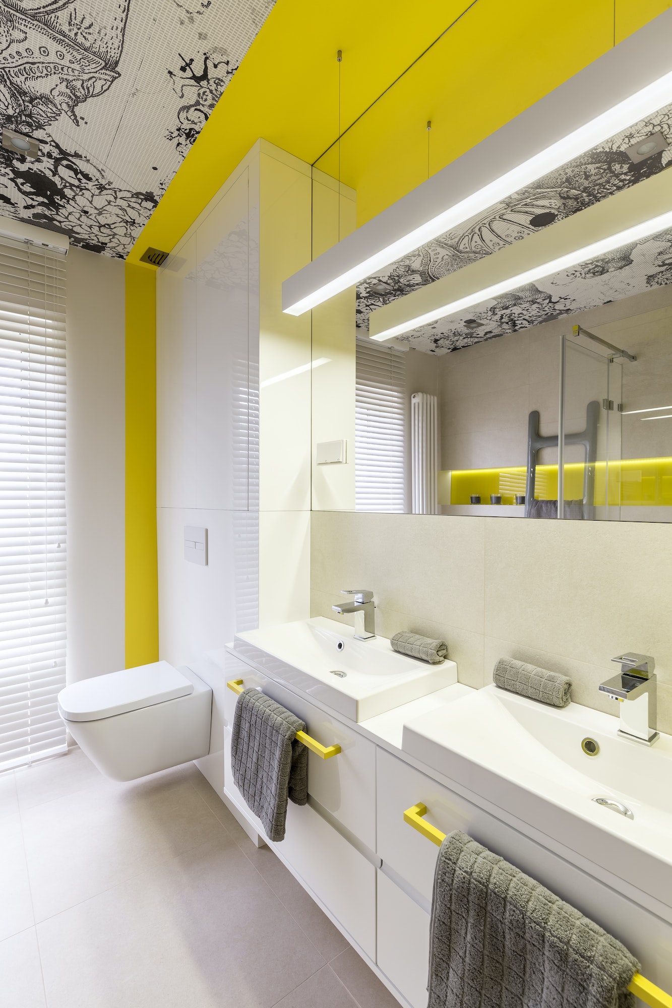 Neon yellow bathroom design idea