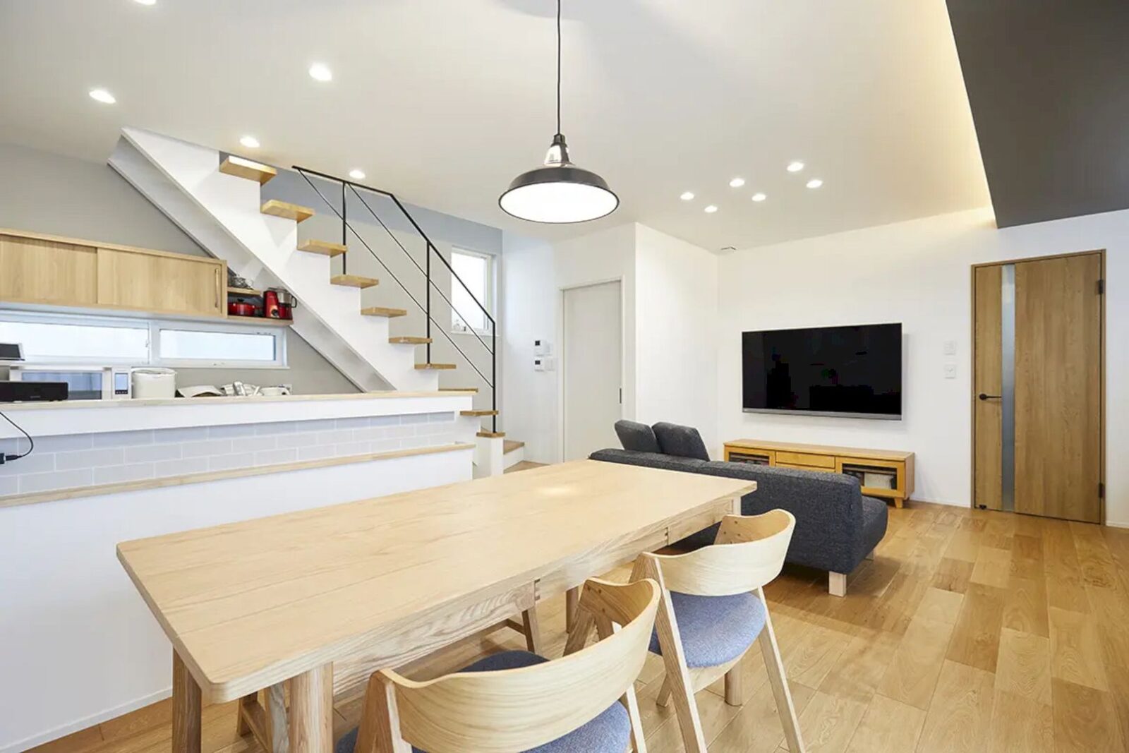 A Bright House With A Spacious Living Room 5