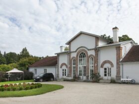 52345,Large Driveway to an Upscale Residence