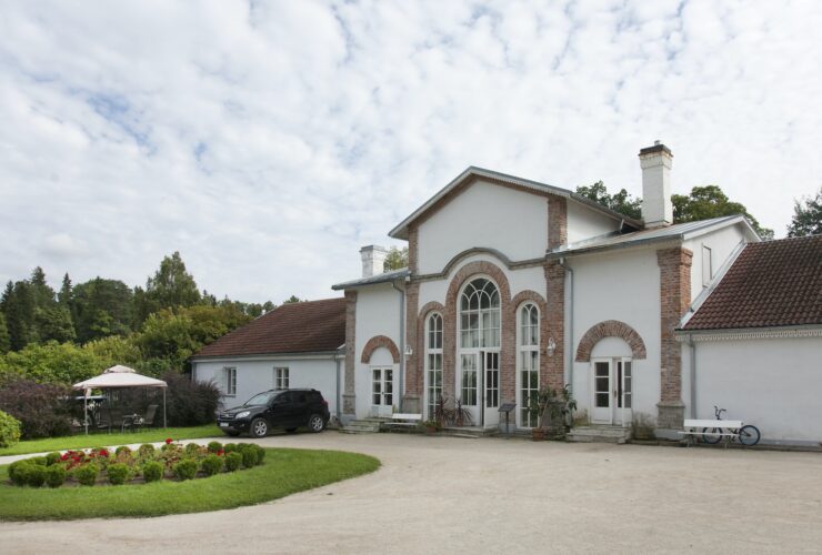 52345,Large Driveway to an Upscale Residence