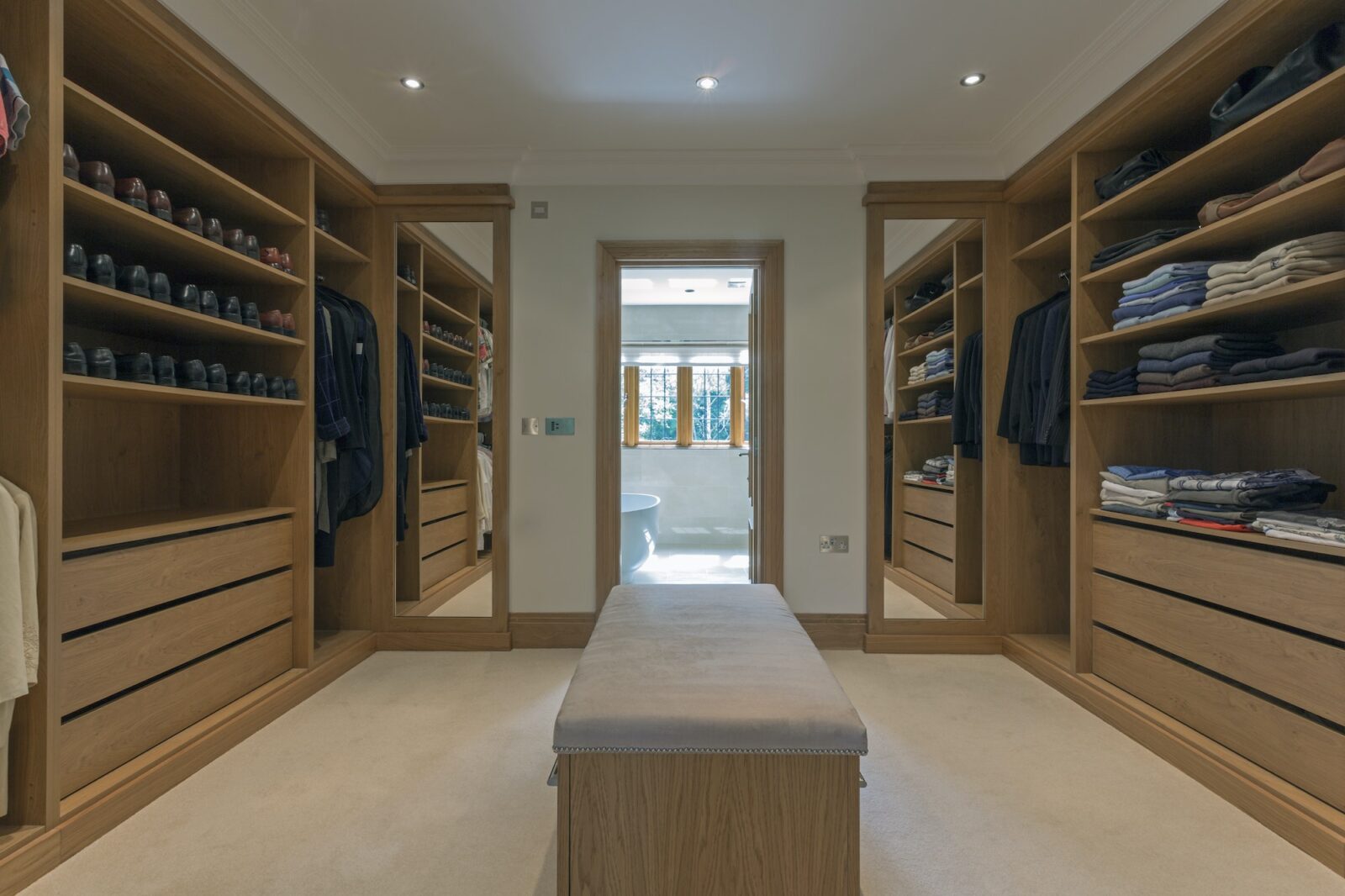 54985,Bench and shelves in walk in closet