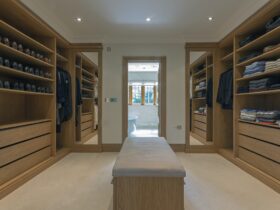 54985,Bench and shelves in walk in closet