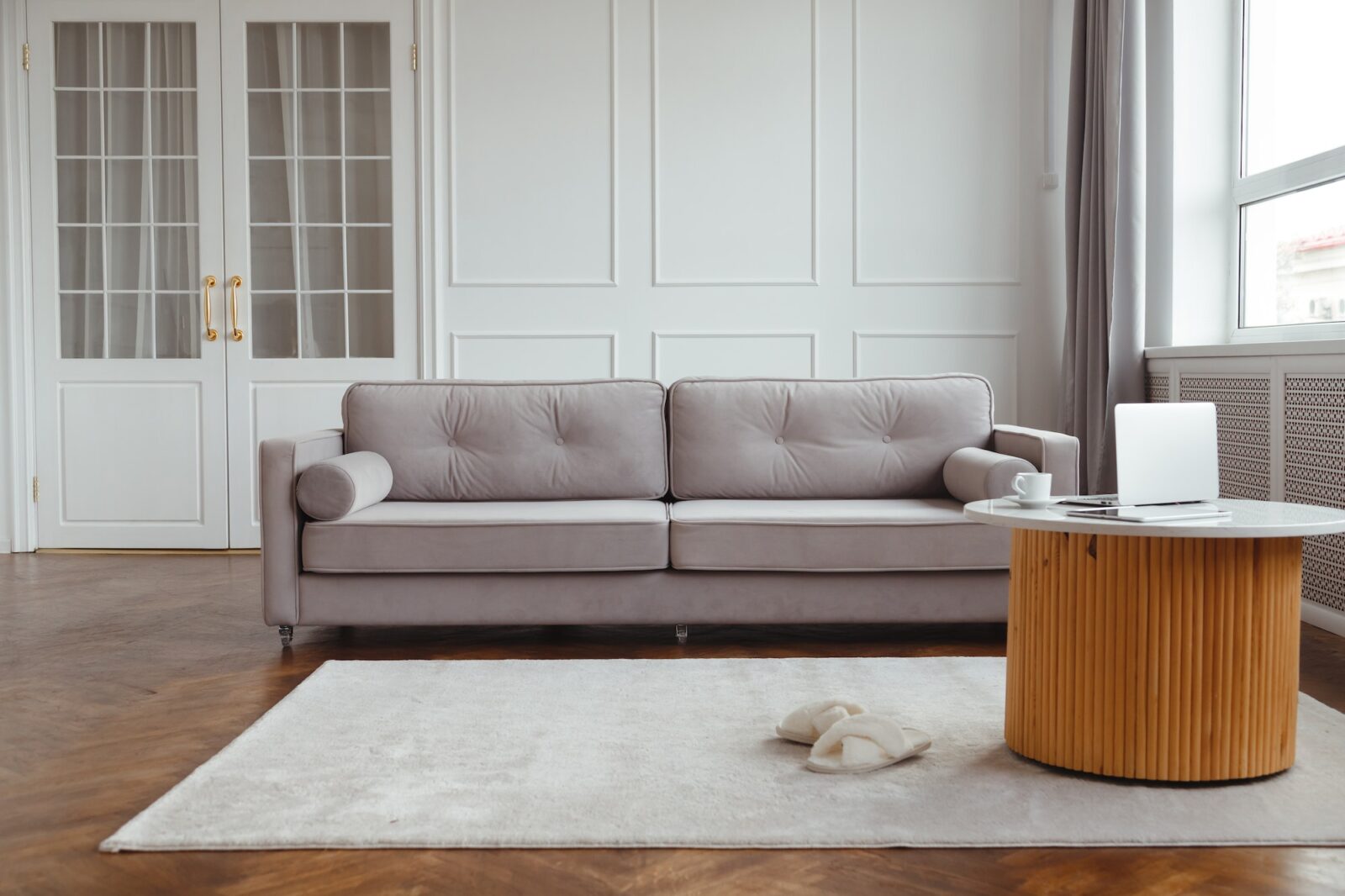 10 Modern Minimalist Living Room Designs with Concrete Wall And Chic Furniture