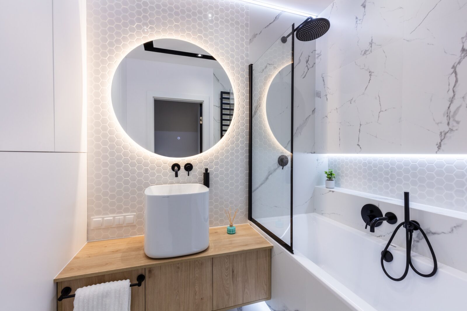 10 Small But Elegant Bathroom Design Ideas That Won't Make You Feel Claustrophobic