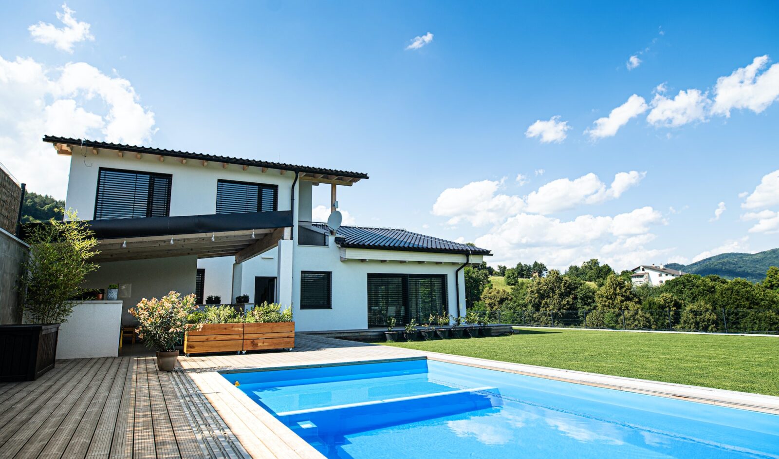 10 Relaxing Outdoor Space Ideas With Pool And Outdoor Dining Space And Deck