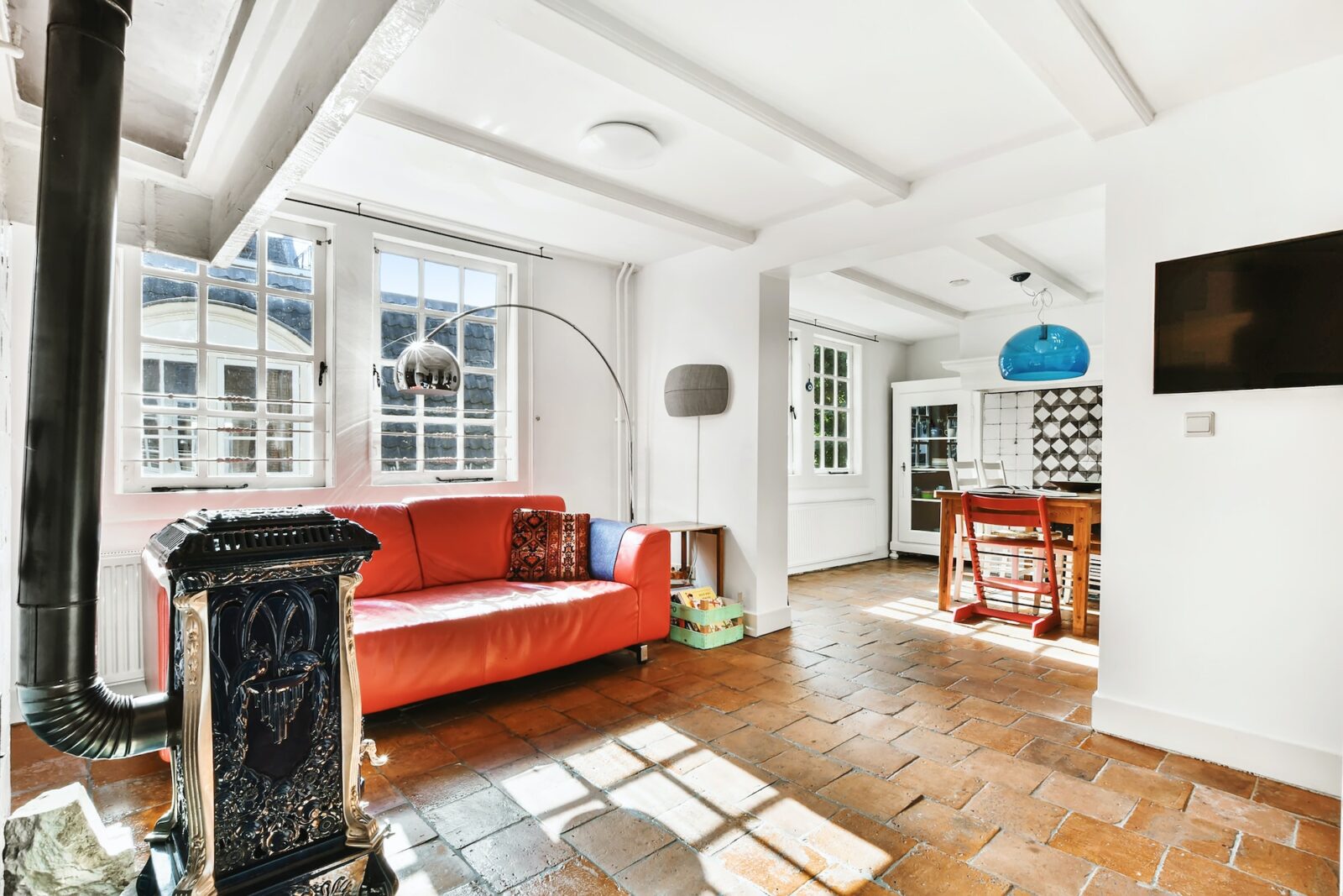 10 Colorful Global-Style Living Room Designs with Bold Furniture And Artworks