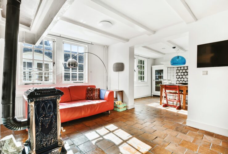 10 Colorful Global-Style Living Room Designs with Bold Furniture And Artworks