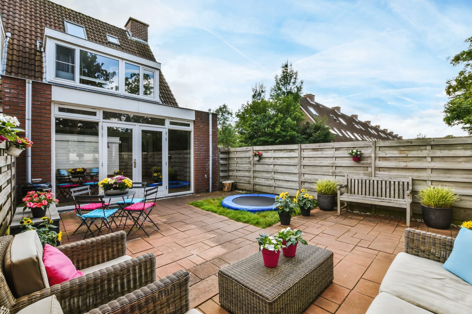 10 Modern Backyard Ideas with Swimming Pool And Adjacent Lounge Area