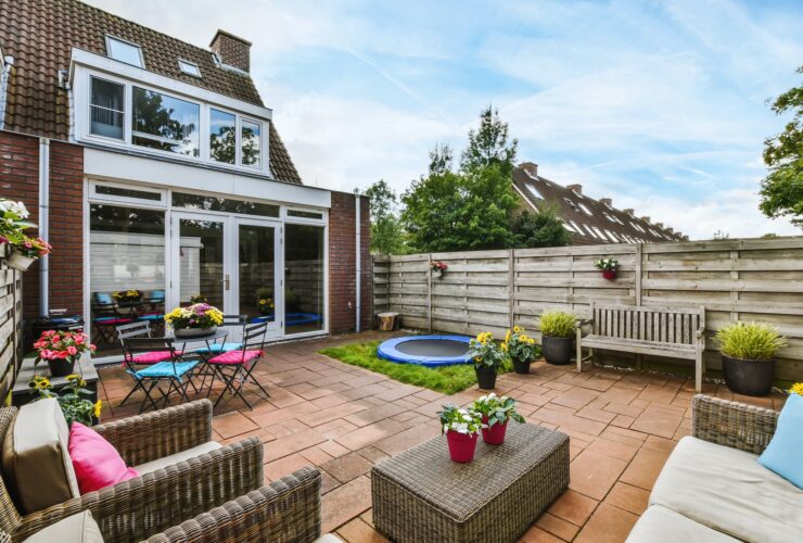 10 Modern Backyard Ideas with Swimming Pool And Adjacent Lounge Area