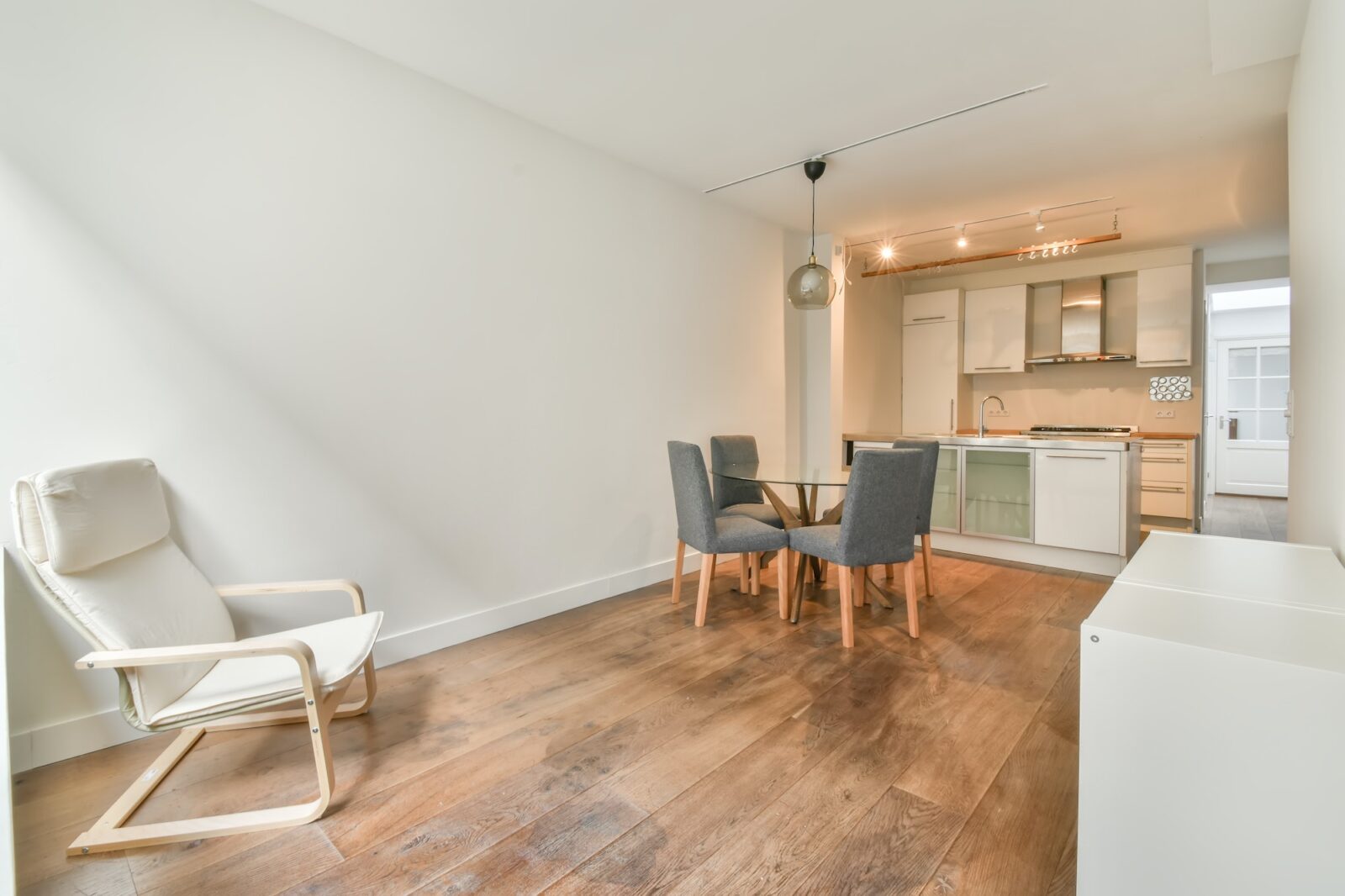 8 Cozy And Airy Dining Room Ideas with Round Table Perfect for Small Space