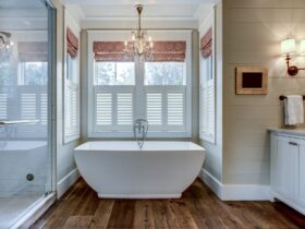 10 Neutral Airy Bathroom Design Ideas with Bathtub