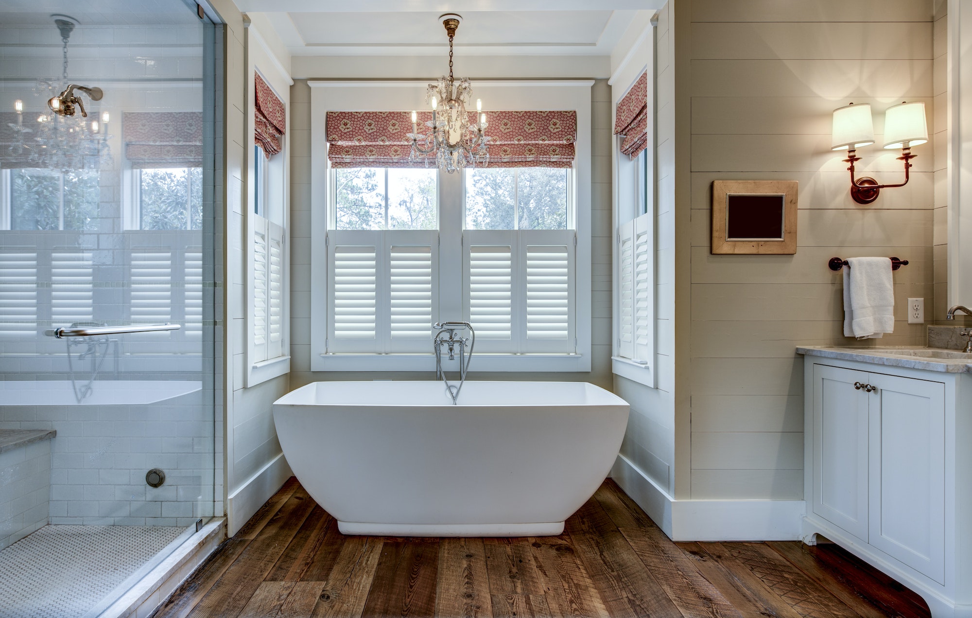 10 Neutral Airy Bathroom Design Ideas with Bathtub
