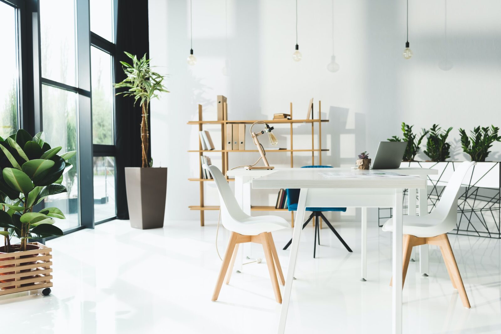 3 Ultimate Factors You Must Consider before Purchasing an Office Desk