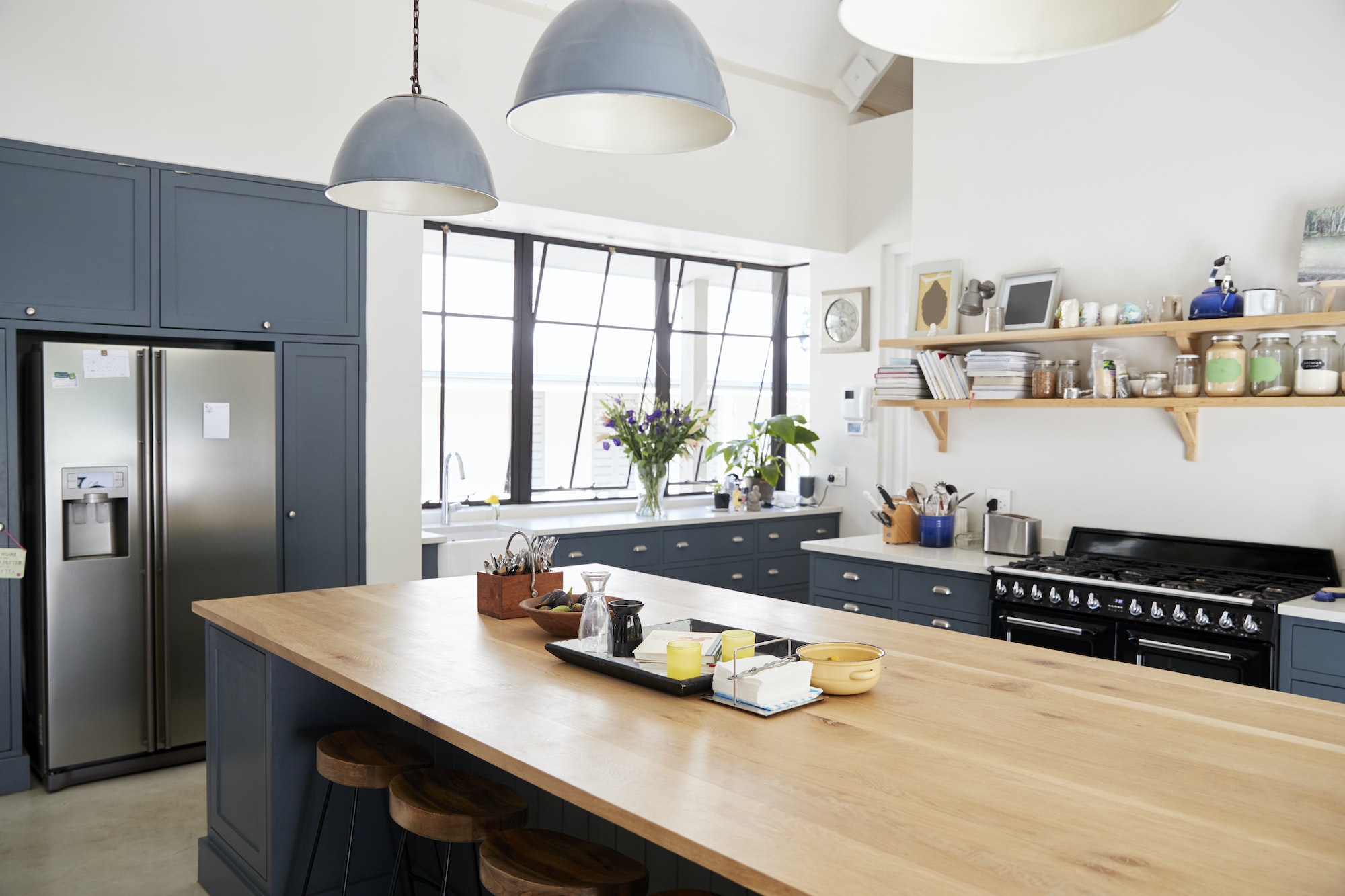 10 Stylish Modern Kitchen Design Ideas with Large Windows to Enjoy The Beautiful Views