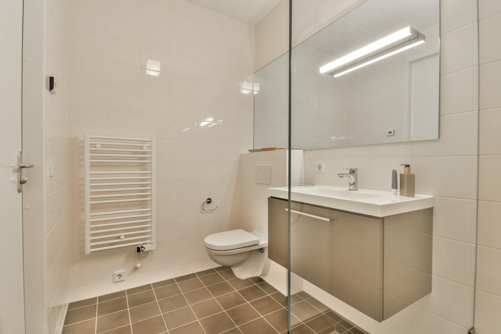 10 Minimalist Bathroom Design Ideas with Floating Toilet Perfect for Small Space