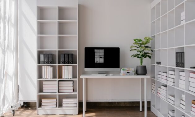 Modern computer on table in office stylish workplace It is a library that is neatly placed.