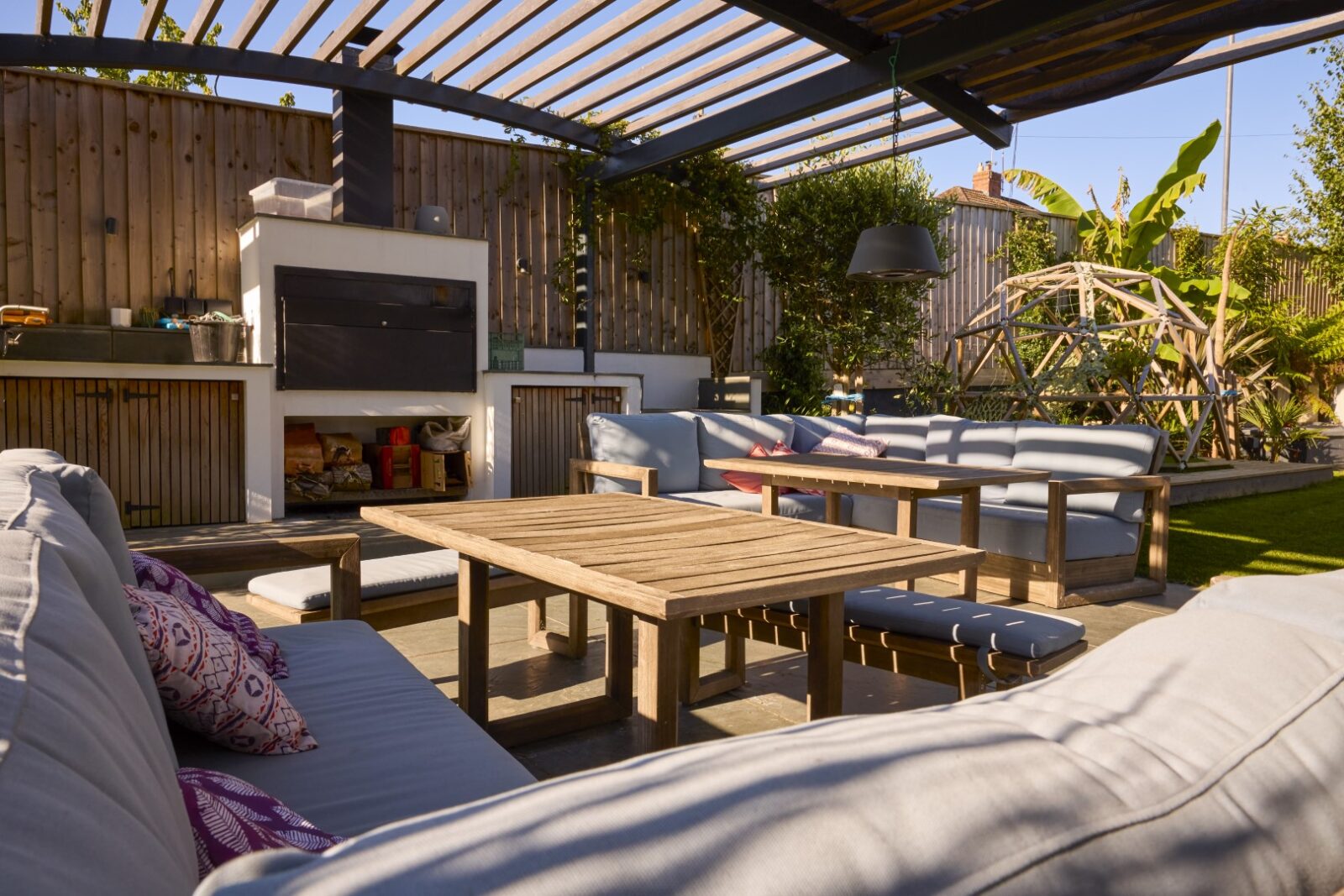 Outdoor Seating Area And Garden Of Modern House 2022 09 08 18 50 07 Utc