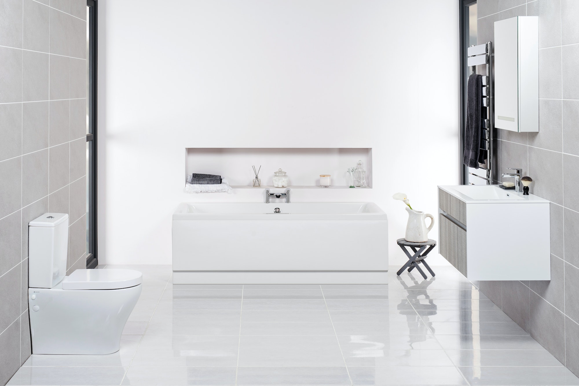 5 Sleek White Bathroom Ideas with Black Accents