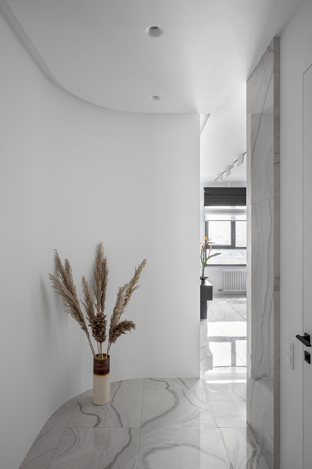A White Moscow Apartment With Two Bedrooms And A Home Office 5