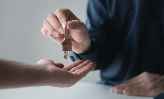 A Home Rental Company Employee Is Handing The Hous 2023 03 13 19 13 51 Utc