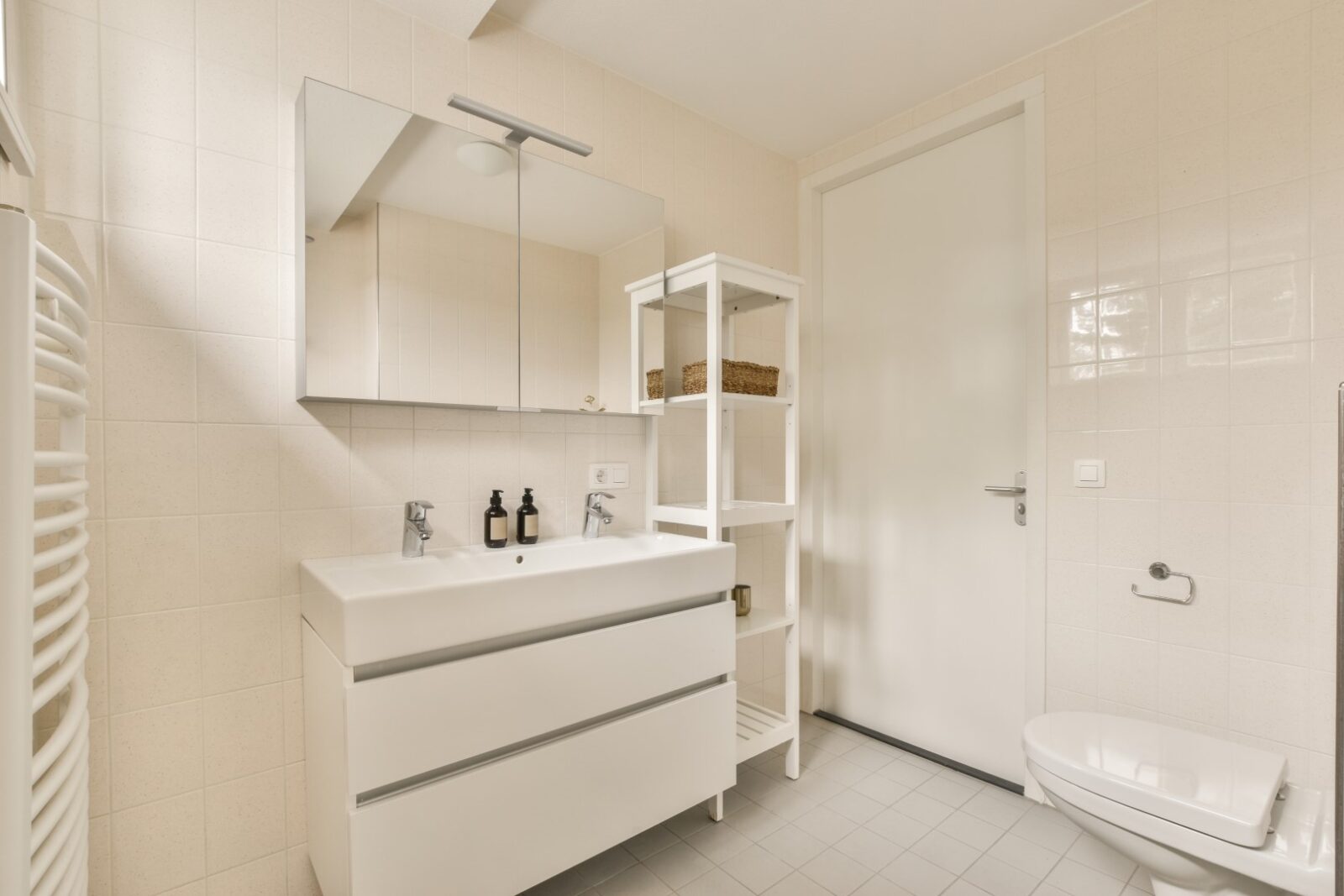 Interior Of Small Bathroom With Bathtub 2022 07 11 18 09 23 Utc