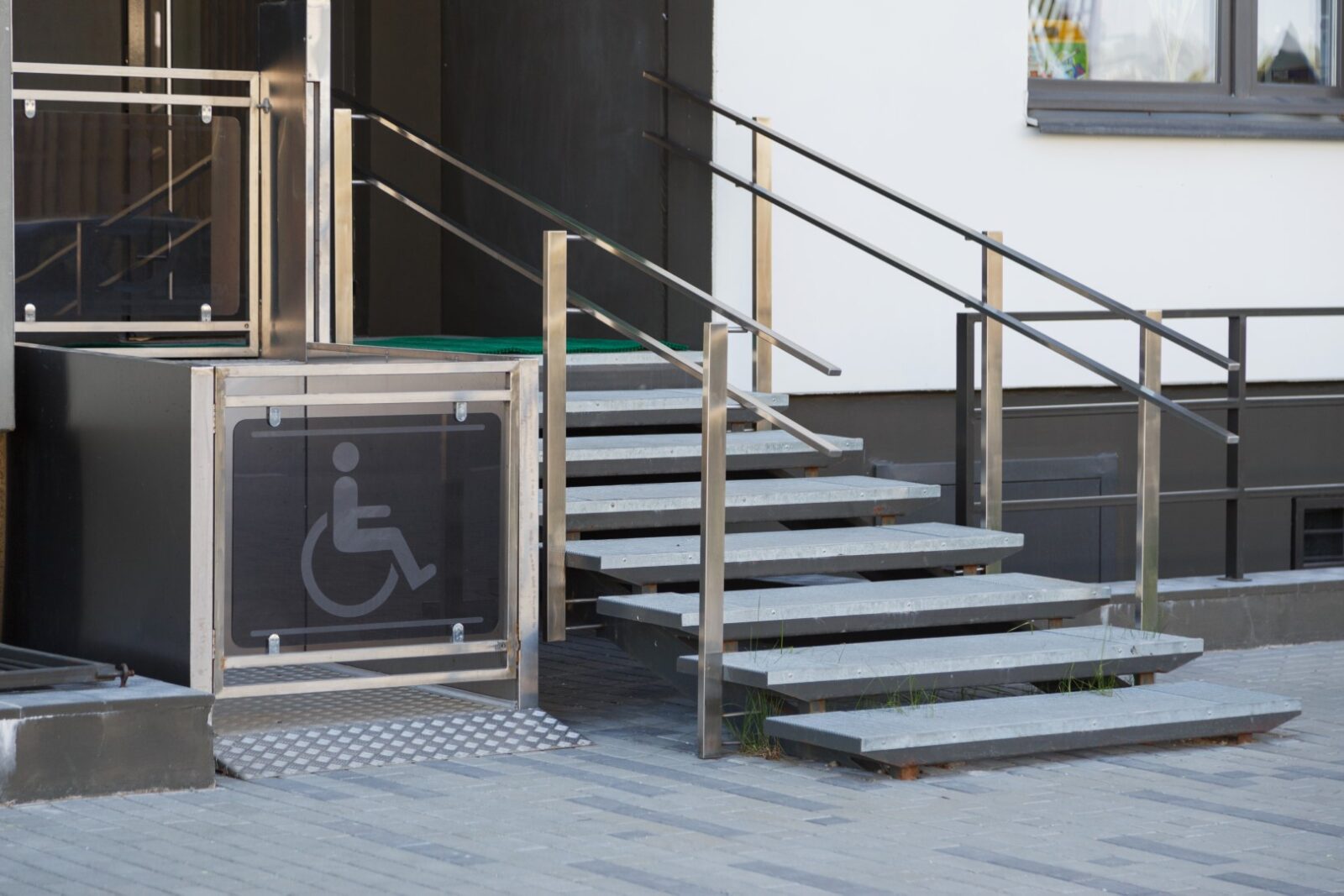 Living House Entrance Equipped With Special Liftin 2022 12 16 21 48 25 Utc