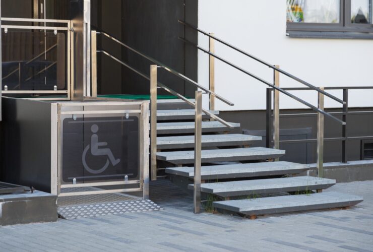 Living House Entrance Equipped With Special Liftin 2022 12 16 21 48 25 Utc