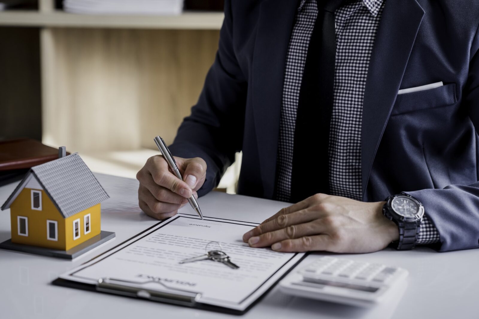 Man Sign A Home Insurance Policy On Home Loans Bu 2023 06 21 03 17 32 Utc