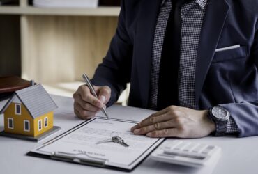 Man Sign A Home Insurance Policy On Home Loans Bu 2023 06 21 03 17 32 Utc