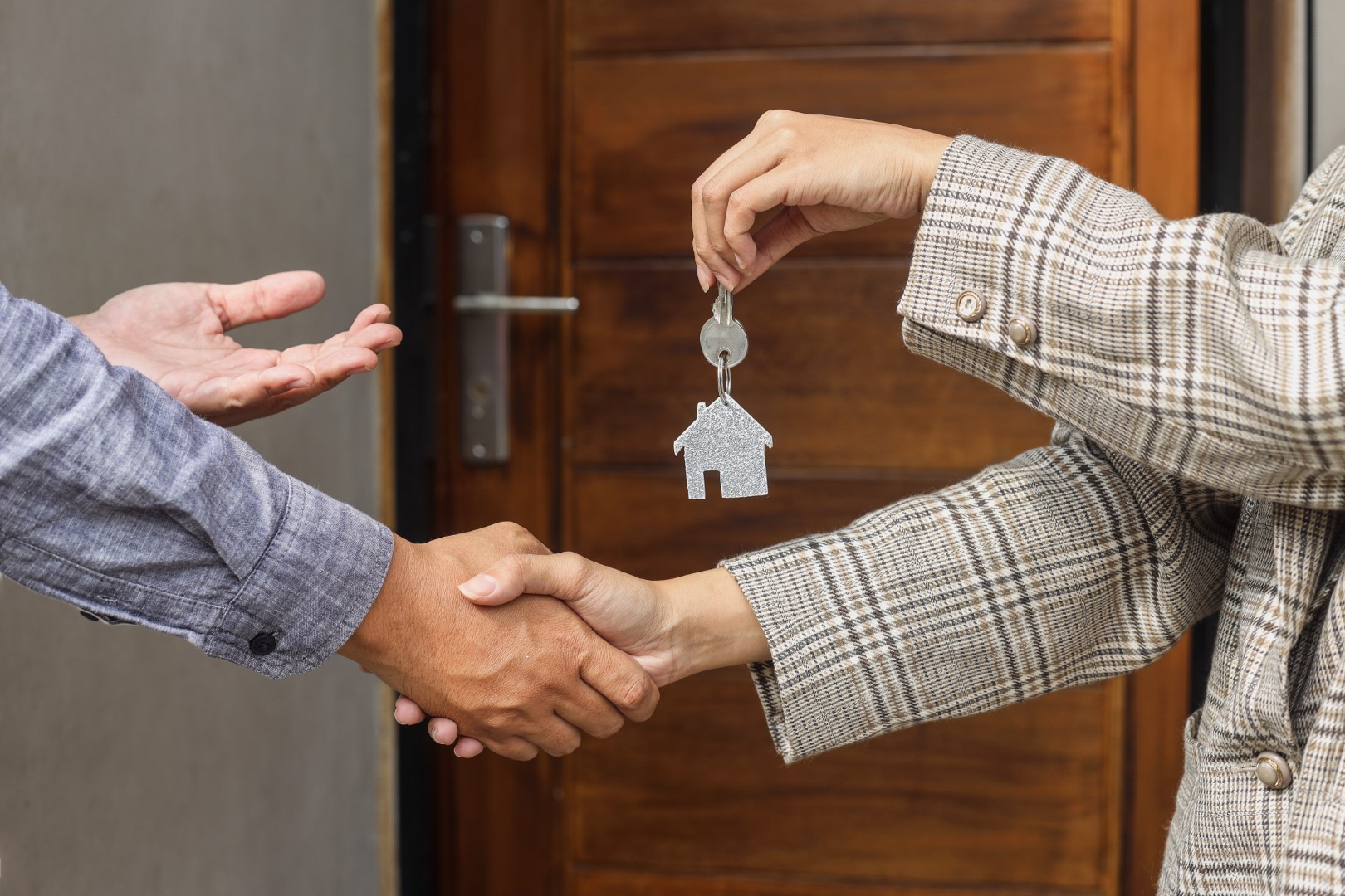 Real Estate Agents Hand Over House Keys To Custome 2023 01 26 05 22 38 Utc